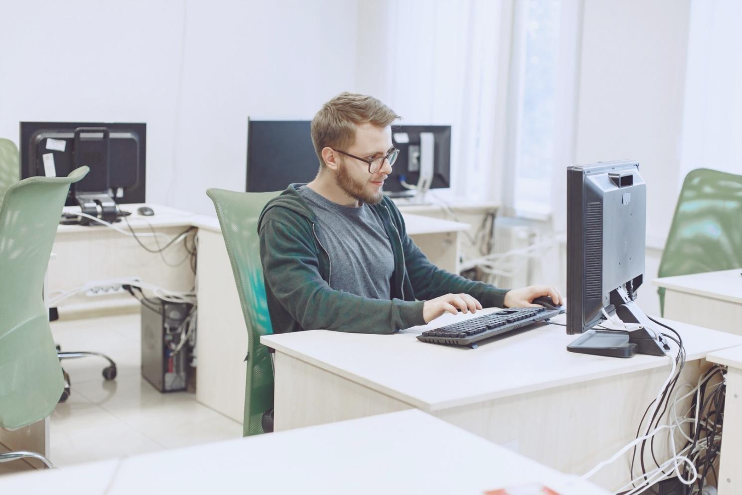Modernes Testing-Setup mit mehreren Monitoren zeigt komplexe Testautomatisierung in Aktion