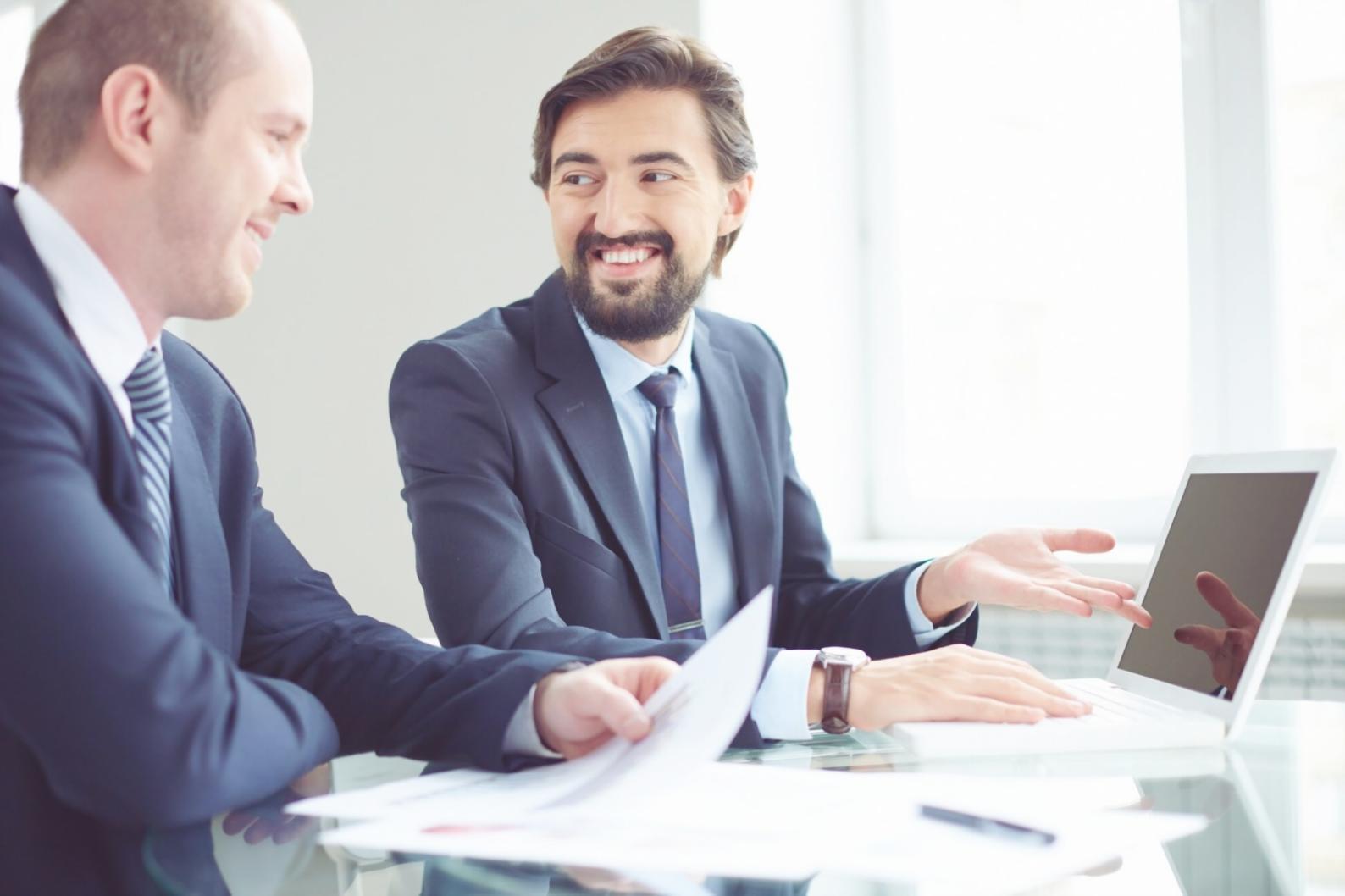 Entwicklerteam arbeitet gemeinsam an automatisierten Tests